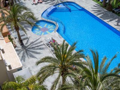 Piscina y Solarium